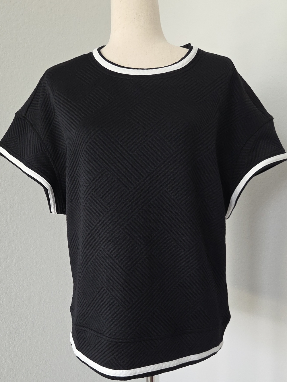 Source Unknown Black Short-Sleeve Knit Tee with White Trim Athleisure Wear Small